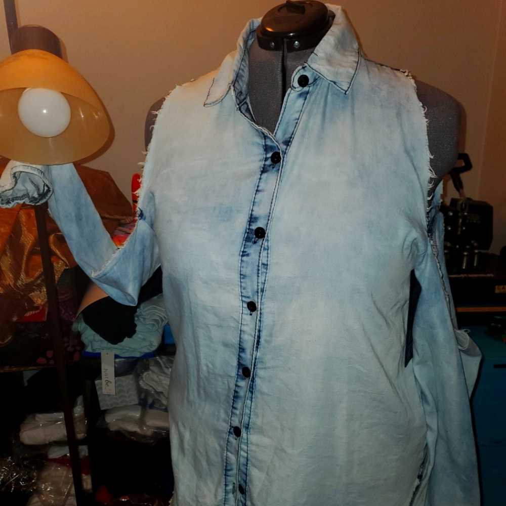 Dazl Cold Shoulder Raw Hem 3x Top